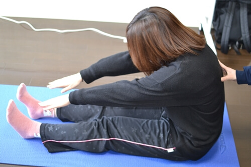 床に手がつかない人必見 体が柔らかくなるプロ直伝の30秒ストレッチ8選 エピステ